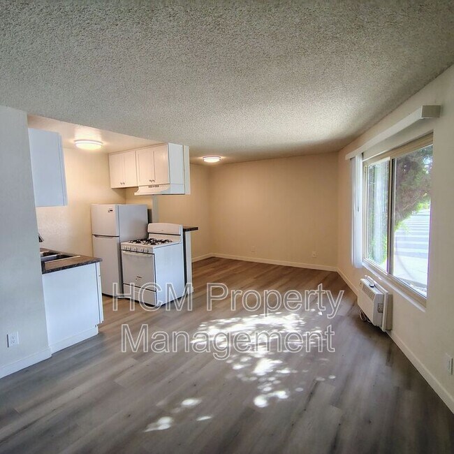 Foto del edificio - 12850 Branford St