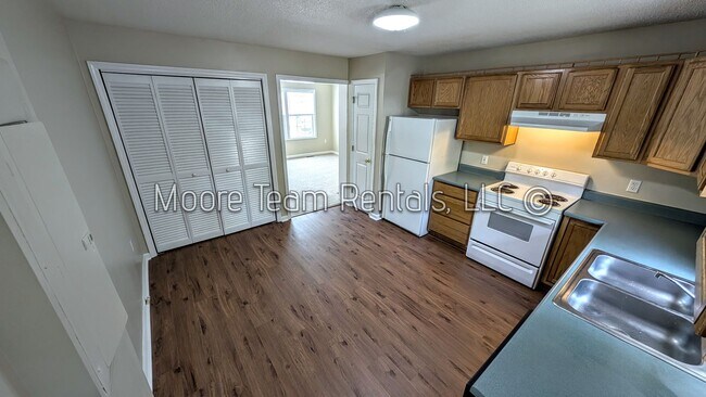 Building Photo - Maple St 1105