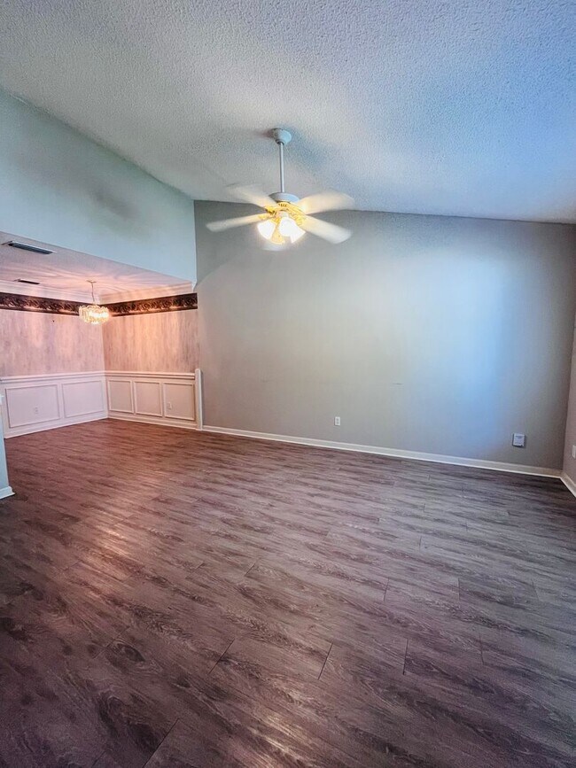 Foto del edificio - 3 BR/ 2 BA townhome located in Lakeshore E...