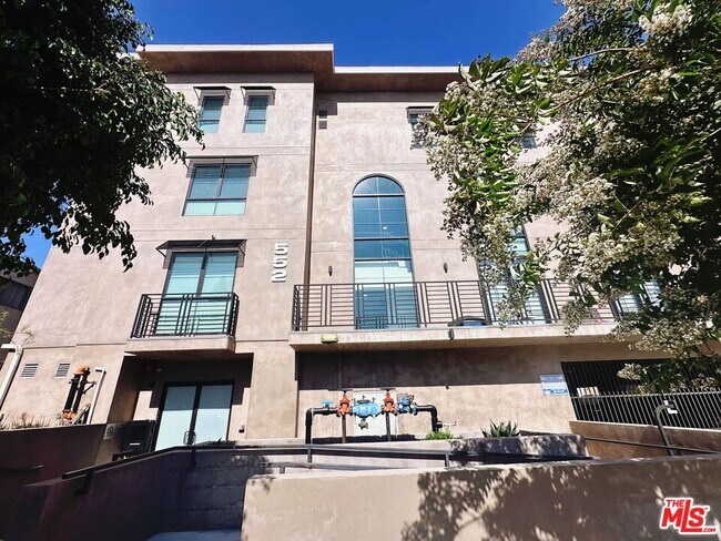 Building Photo - 552 N Hobart Blvd