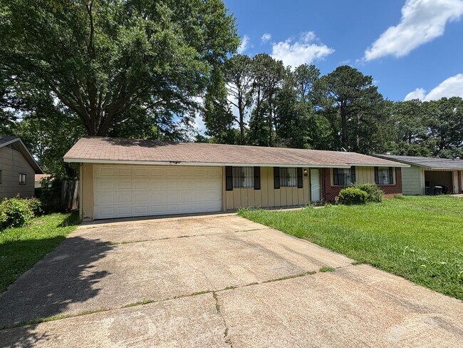 Building Photo - 3 Bed/1.5 Bath in Westland Plaza