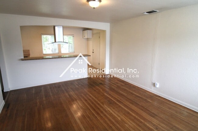Building Photo - Charming 2bd/1ba South Land Park Home with...
