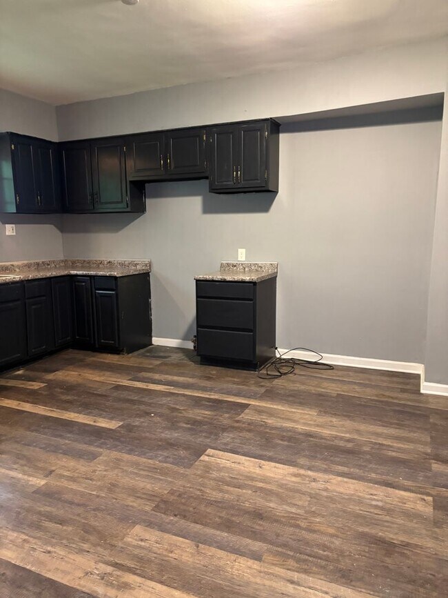 Building Photo - Charming spacious 4-bedroom home. Section ...