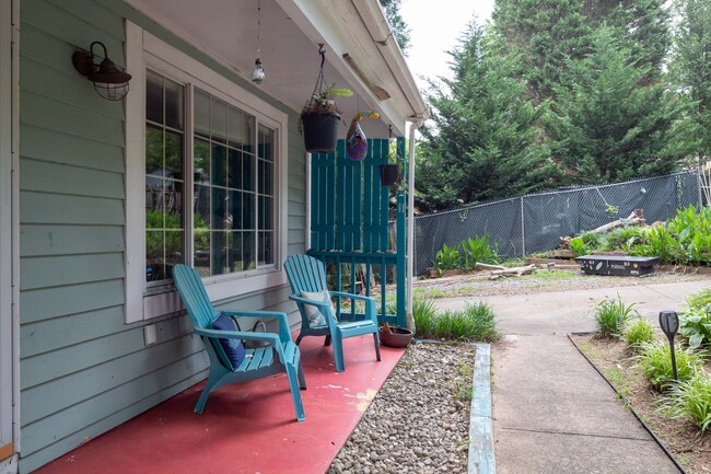 Front porch to relax - 2665 Merry Rd