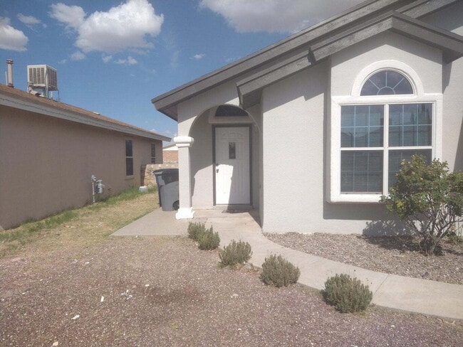 Building Photo - 3920 Tierra Marfil Rd