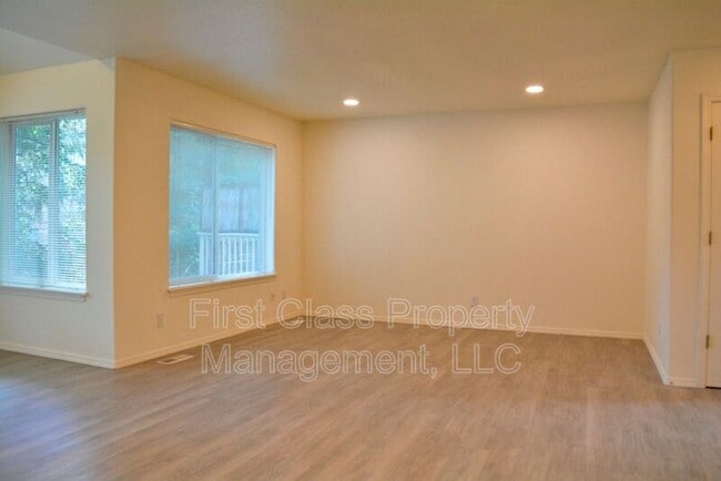 Building Photo - 12910 SW Menlor Ln