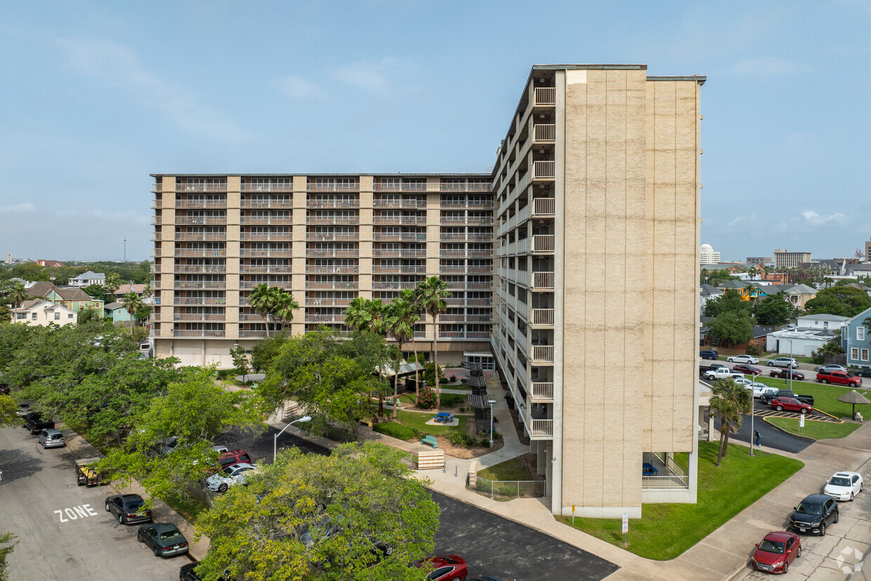 Primary Photo - Gulf Breeze Apartments