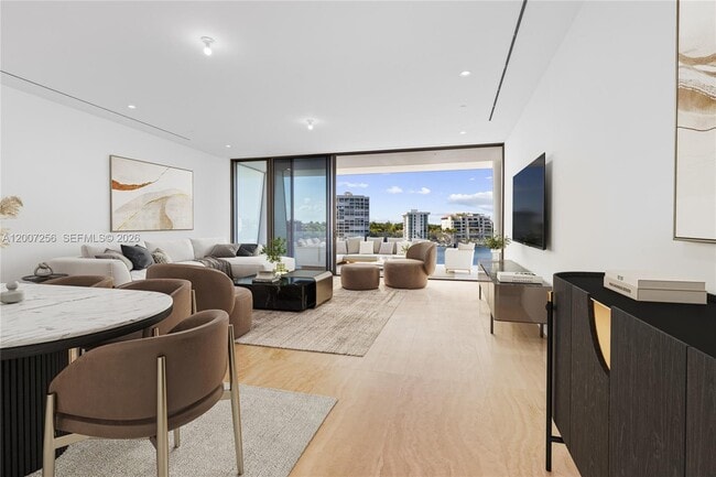 Foto del edificio - 5 Grove Isle Dr