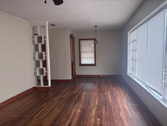 Foto del edificio - 323 Sykes Rd