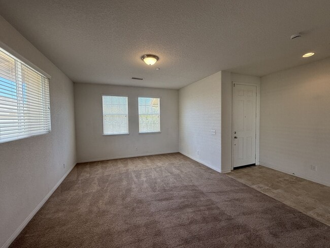 Building Photo - Palmdale 4 Bedroom + 2 Bath