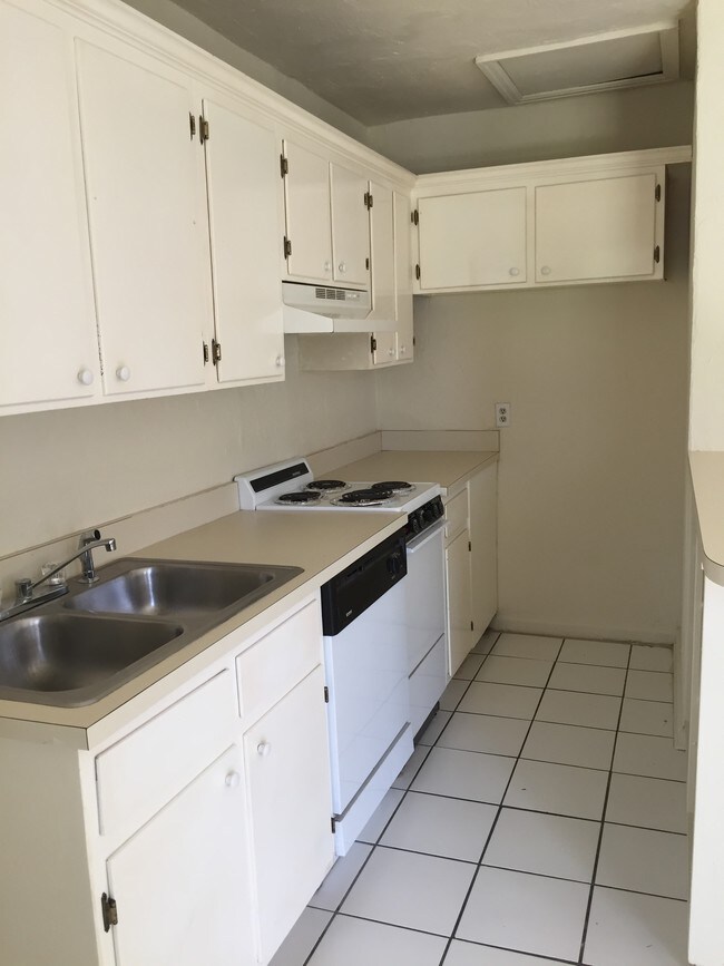 Building Photo - 861 Campus Cir