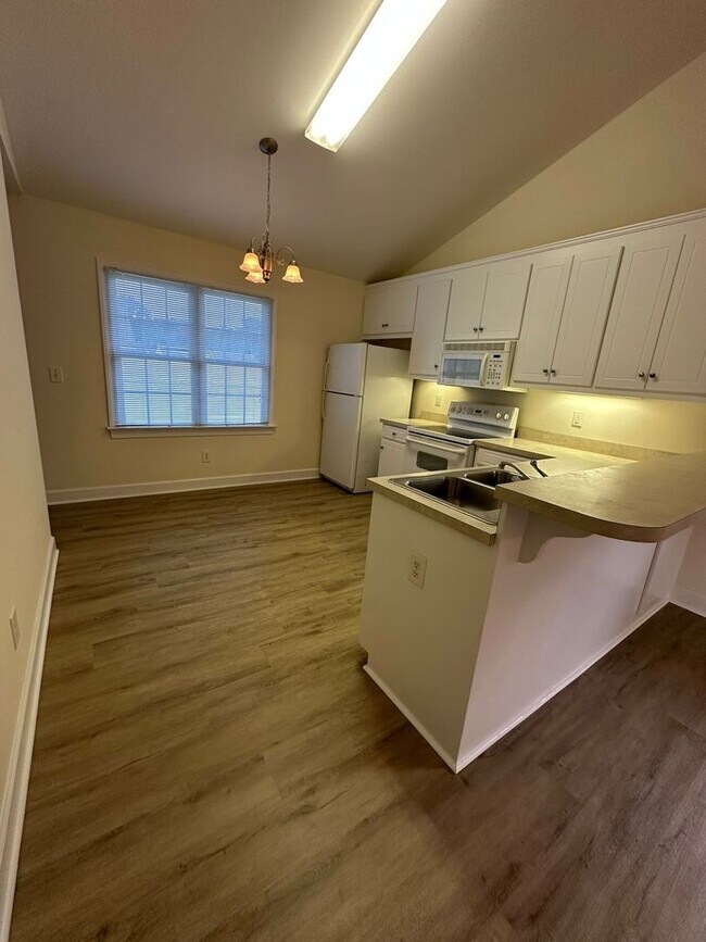 Foto del edificio - 1529 Surrey Ct