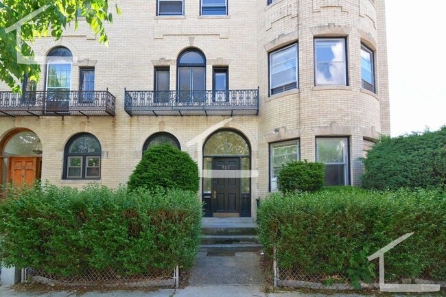 923 Beacon, #3, - 923 Beacon, #3, Apartment
