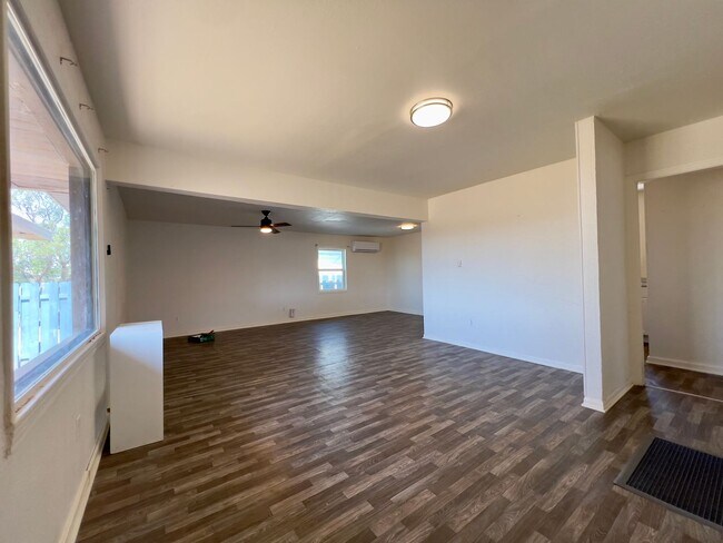 Foto del edificio - Two Bedroom Available Now Near Levelland City Park
