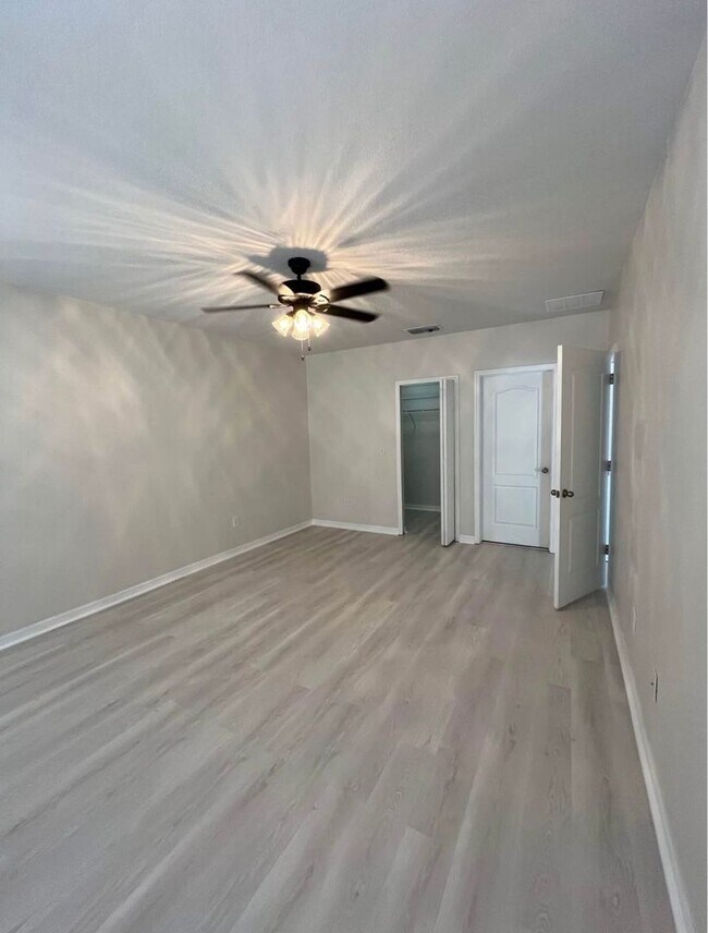 Building Photo - Beautiful 4-Bedroom Home in Sought-After H...