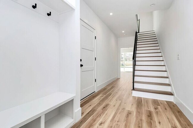 Foto del edificio - Stunning 3BD/3.5BA Townhome with PRIVATE POOL!