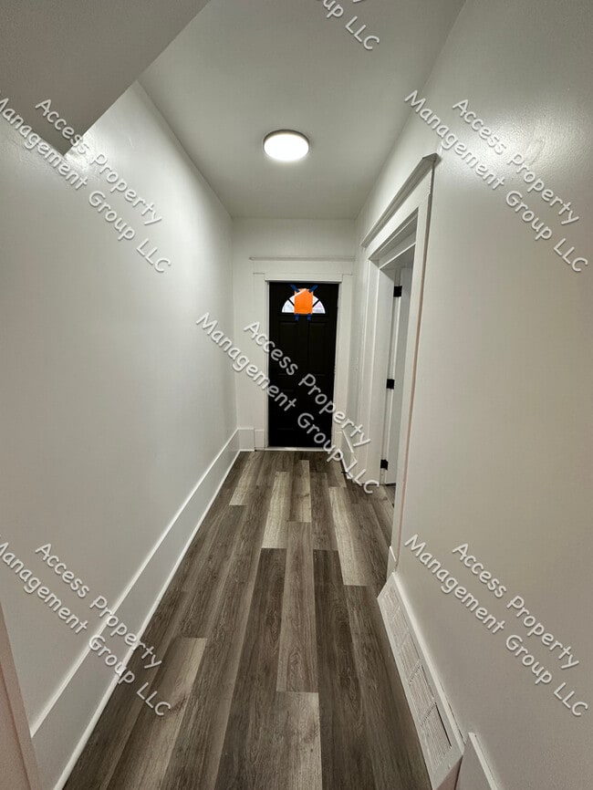 Building Photo - Just Outside Heritage Hill Updated 2 Bedroom