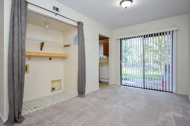 Building Photo - Spacious 2 Bed, 2.5 Bath Townhouse in Sout...
