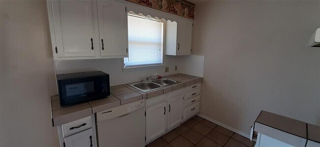 Building Photo - 942 Presidio Dr