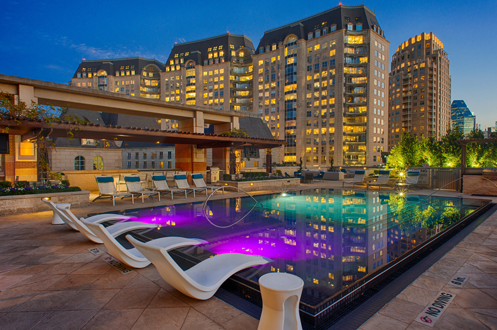 Piscina infinita climatizada en la azotea con salón acuático en The Ashton en Uptown Dallas - The Ashton