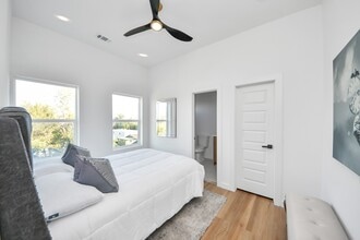 Building Photo - 1216 D E 34th St