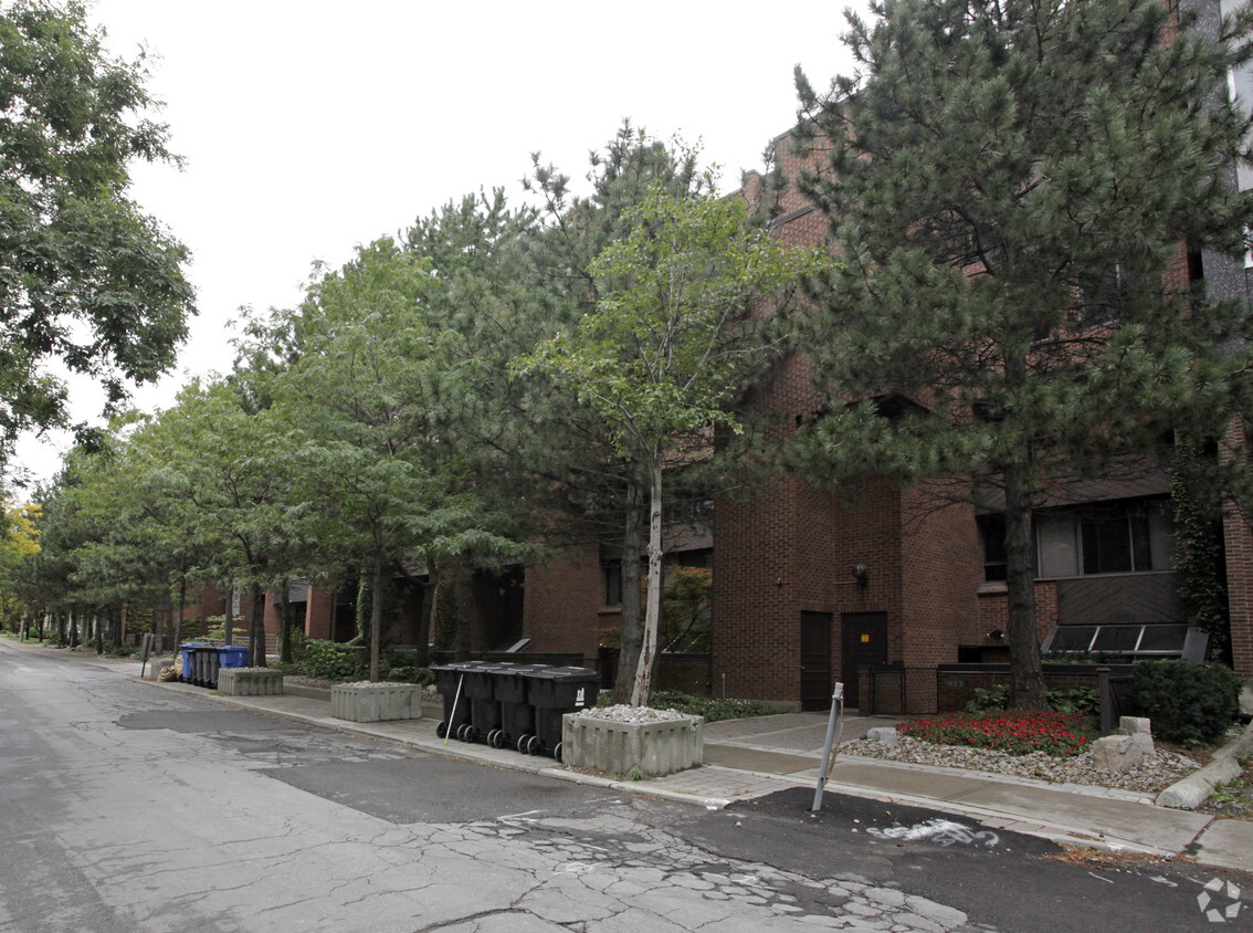 Building Photo - 142 Pears Ave