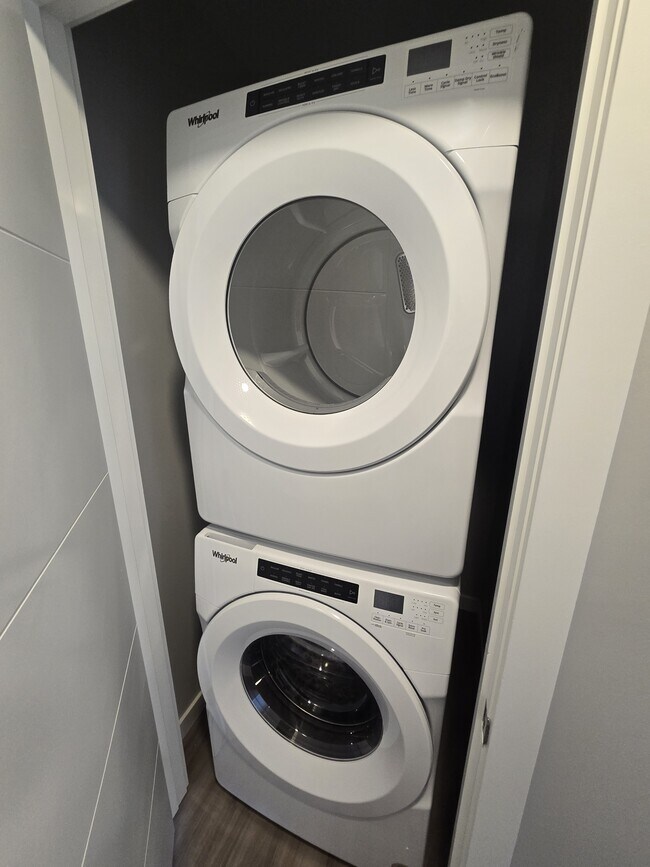 Building Photo - 420 Chrislind St