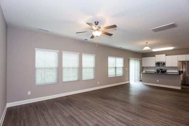 Foto del edificio - 421 Breezewood Dr