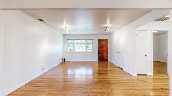 Building Photo - Delightful 2 Bedroom 1 Bath Unit with 1 Car Garage