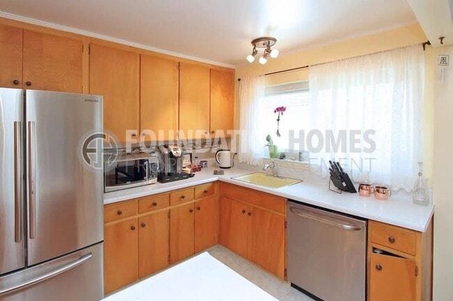 Building Photo - Santa Venetia Charmer 3BD+/2BA-Pool- FOUND...
