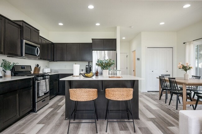 Foto del edificio - Freshly Updated 3Bed Home: Community Pool ...