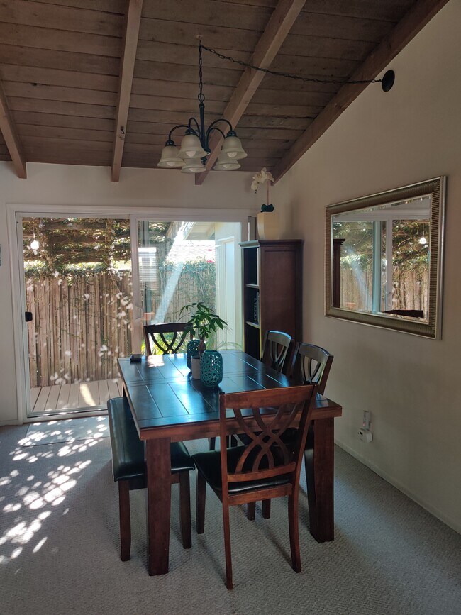 Dining - 3208 N Poinsettia Ave