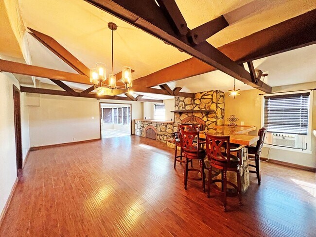 Foto del edificio - 1102 W Brown St