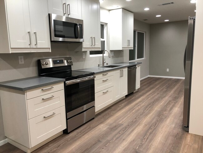 Foto del edificio - 4224 Falcon Ln
