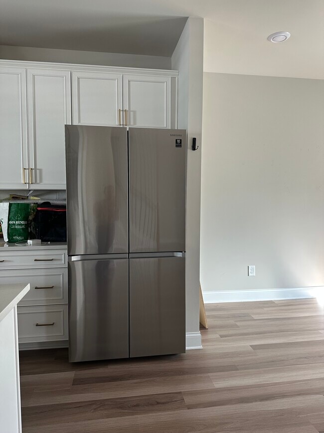 Building Photo - 805 Mackay Crk