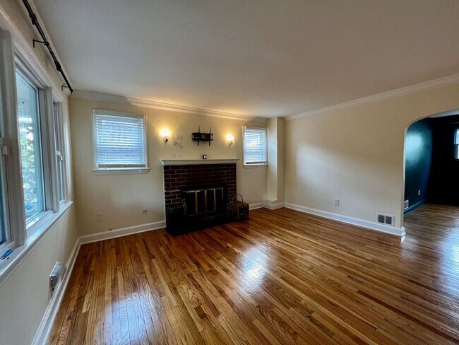 Foto del edificio - Beautiful 5 BR/4 BA Single-Family Home in ...