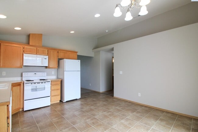 Building Photo - 3 Bed/2 Bath Rambler in West Pasco