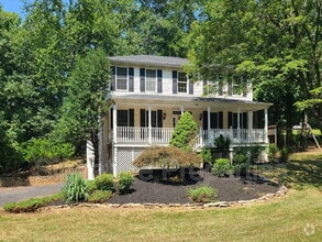 Building Photo - 105 Oakwood Dr
