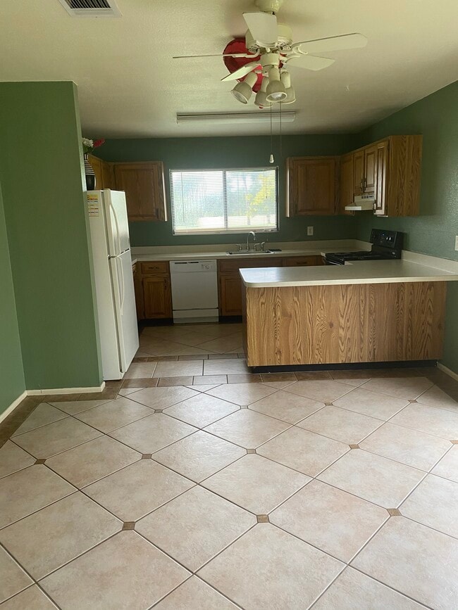 Building Photo - 1557 SE Crayrich Ct