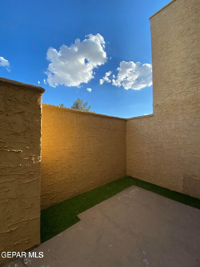 Building Photo - 10601 Cuatro Vistas Dr