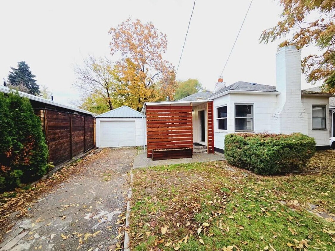 Foto principal - Charming 3 Bedroom, 2 Bath House For Rent!!