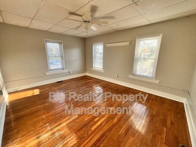 Foto del edificio - 235 E Main St