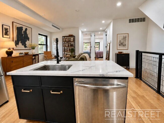Foto del edificio - Spacious 3-Bedroom Duplex with Private Outdoor Space in Ocean Hill