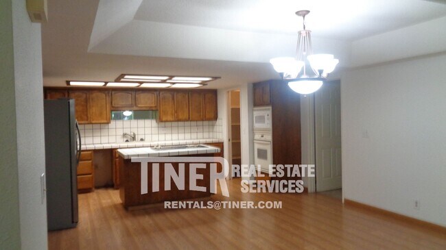 Foto del edificio - Spacious and Charming 2 Bed, 2 Bath Townho...