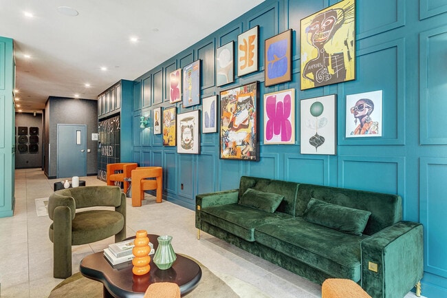 Building Photo - 2061 Rue Stanley