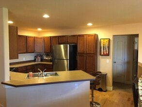 Building Photo - 959 Pin Ave