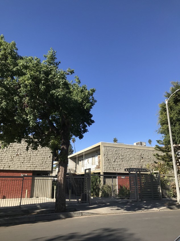 Primary Photo - 1621 N Harvard Blvd