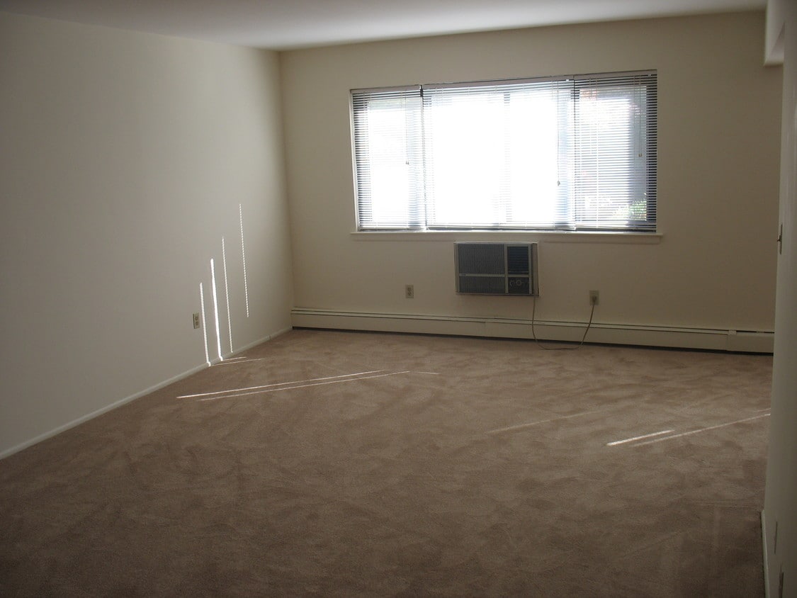 Large (21 ft) Living Room - 401 US-22
