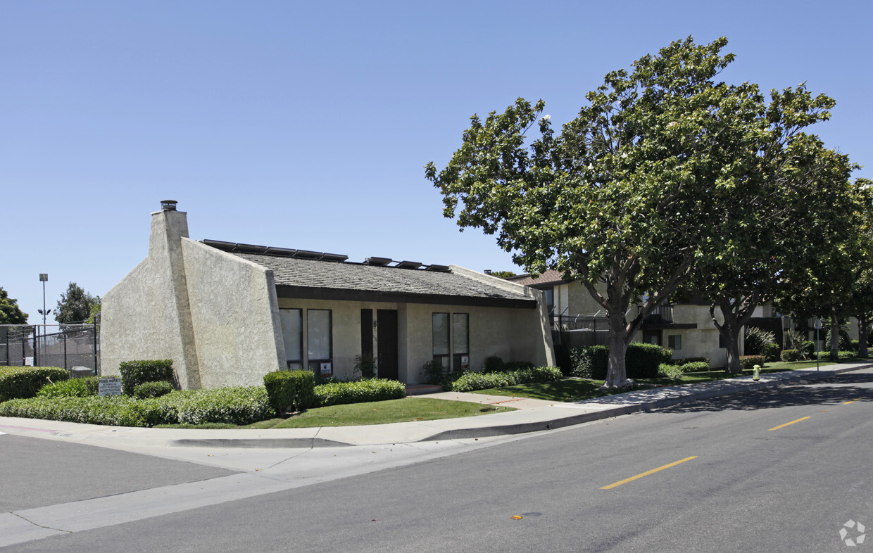 Building Photo - Ted Zenich Gardens