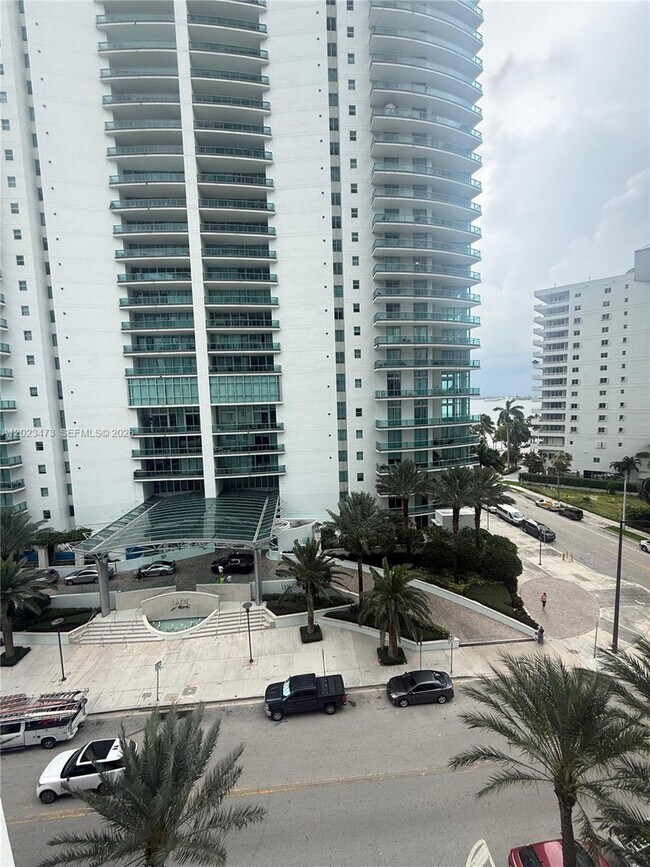 Foto del edificio - 1300 Brickell Bay Dr